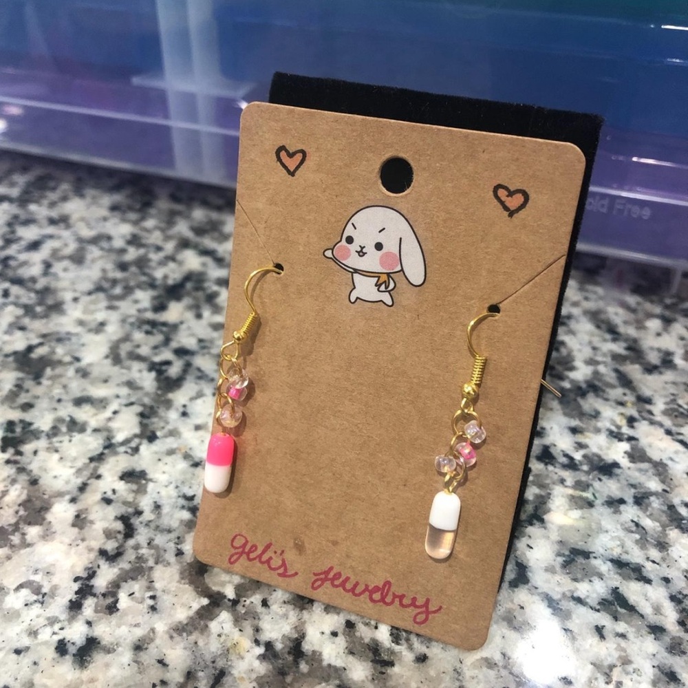✨ KAWAII PILL EARRINGS ✨